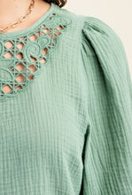 Load image into Gallery viewer, Scalloped Detail Top
