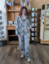 Load image into Gallery viewer, Camo Zip Up (2 color options)
